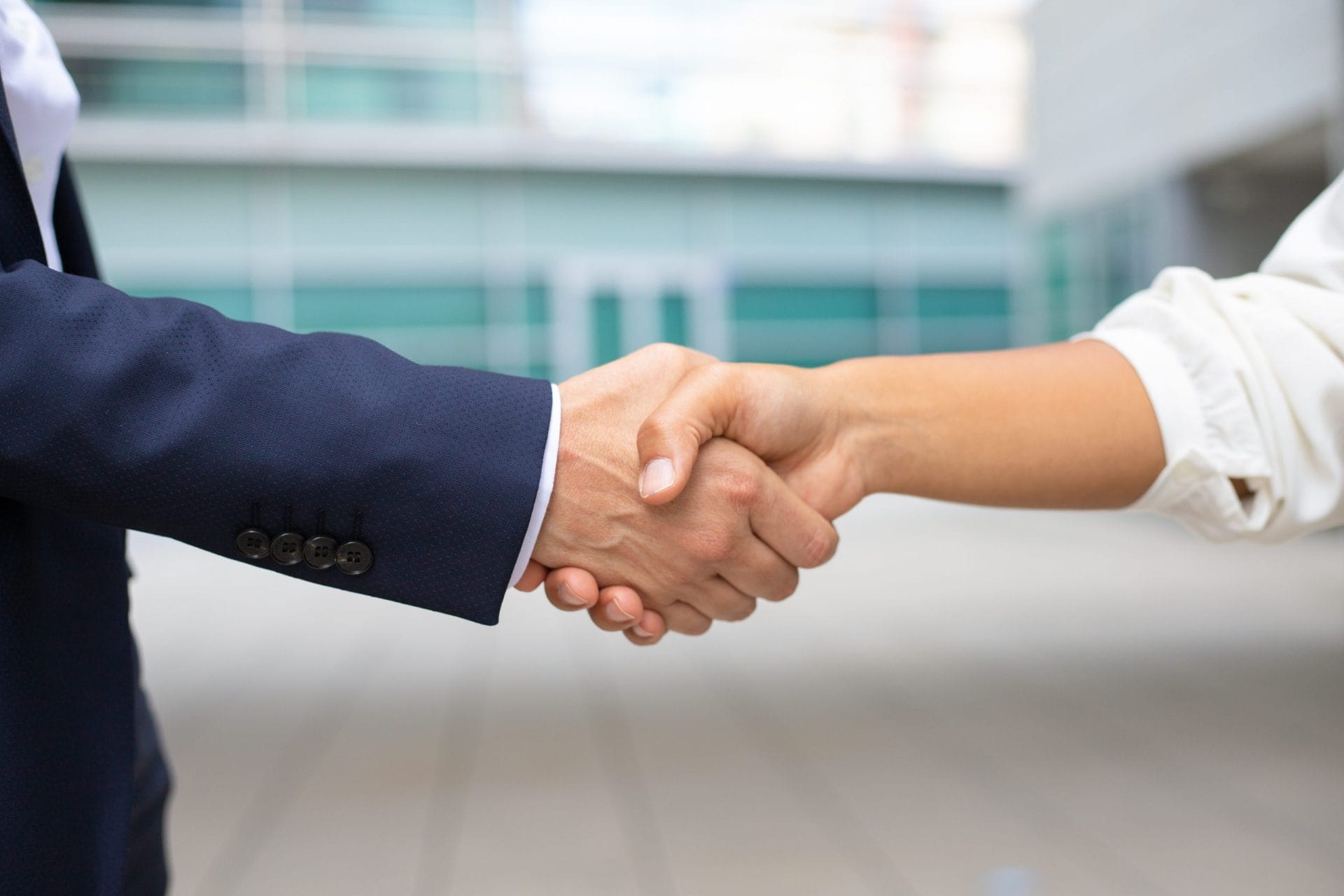 Gestor y cliente dándose la mano