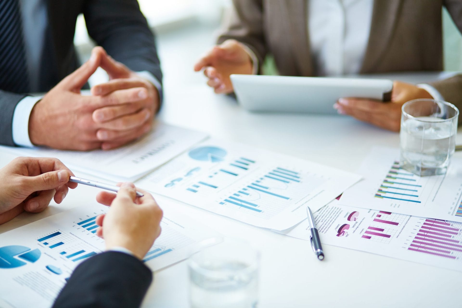Gestor reunido con un cliente