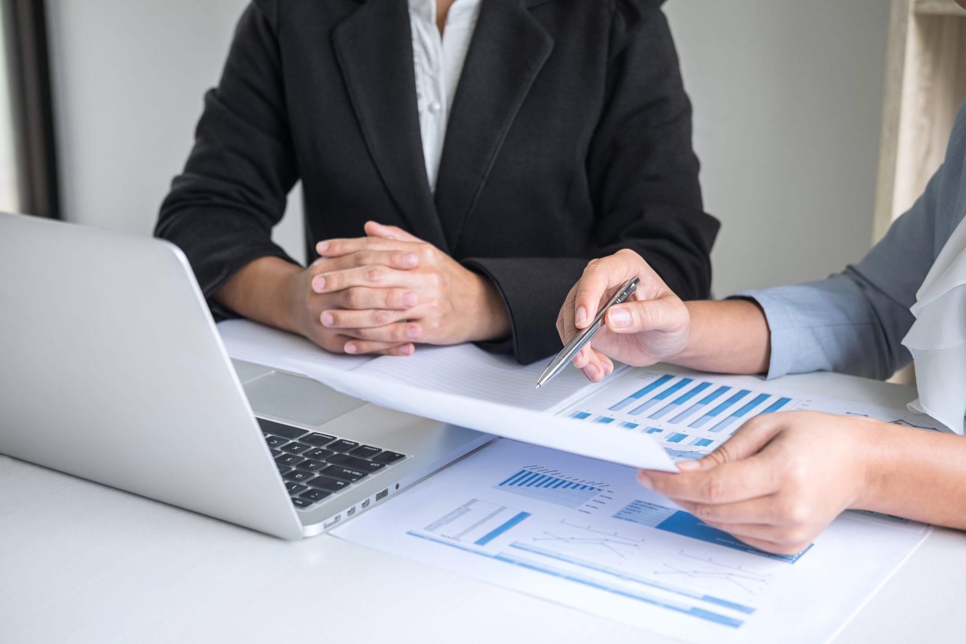 Gestor parlant amb client